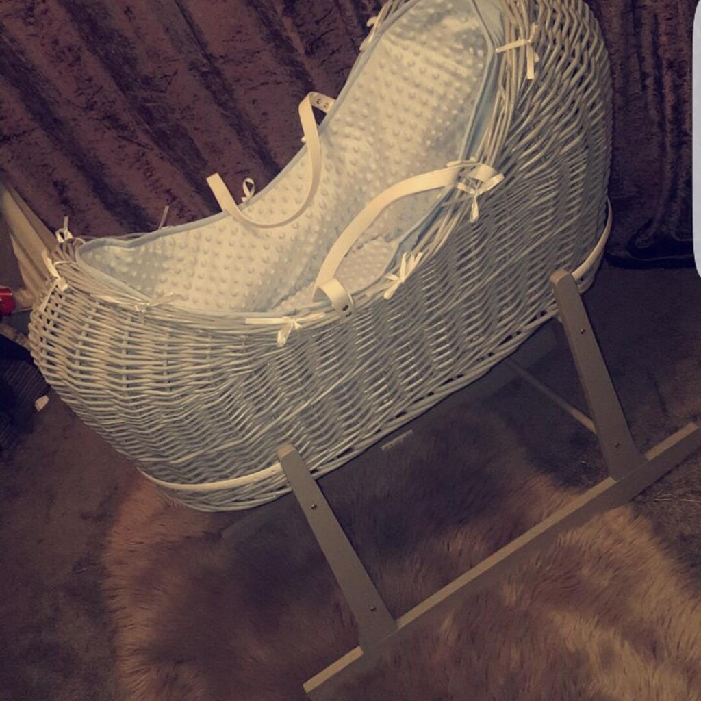 blue and grey pod moses basket and stand in Doncaster für £ 60,00 zum