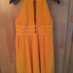 Kleid von h&m
Farbe: Orange
Gr. 40
Länge: 84cm

Ps: Bilder mit Blitz und ohne fotografiert damit man die Frabe gut erkennen kann