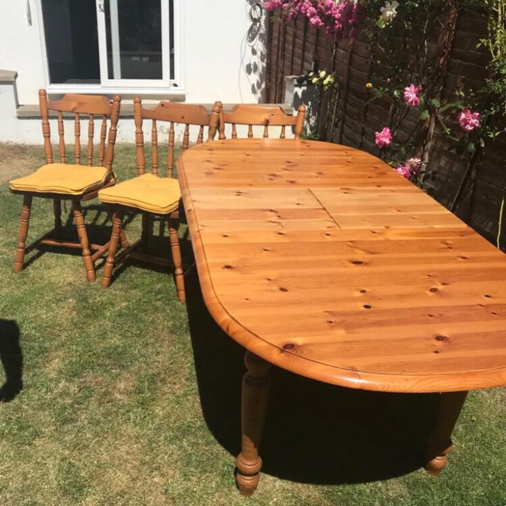 Fantastic dining table and chairs! in SM2 London Borough of Sutton für