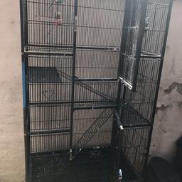 It’s very big cage for parrot cockatiels budgies it’s in good condition not use much only pick up