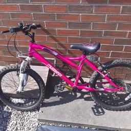 hi I'm selling a girls mountain bike it's in very good condition and good werking order wheel size is 20 inch it has 5 gears I say age is about 7 years old wanting 25 pounds darnal Sheffield s9 pick up only