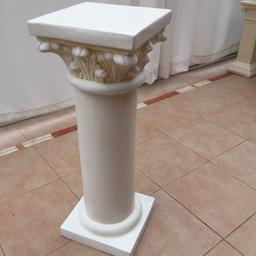 Säule aus Keramik in weiß-creme 
Ca 69 cm hoch
Fläche zum Aufstellen oben und unten ca 25x 25