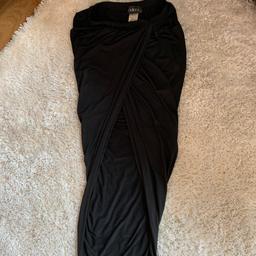 Svart kjol med öppet snitt längst benet storlek XS