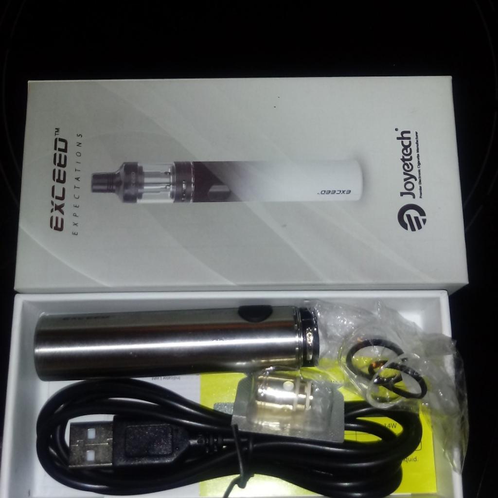 e zigarette gebraucht Juul Vape Pod Elektronisches Zigarettengerät Mit Einer Packung Marlboro- Zigaretten Und Einer Zigarette Draußen Auf Einem Weißen Strukturierten  Tisch, Isoliert Lizenzfreie Fotos, Bilder und Stock Fotografie. Image  139612826 main image 1