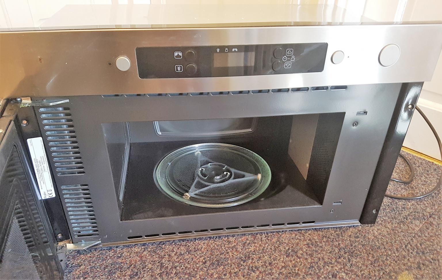 Whirlpool Built-in Microwave For Parts In TW8 London For £40.00 For ...