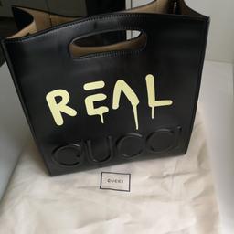 Borsa nuova shopping bag Gucci con stampa Gucci gost. In pelle nera con interni in camoscio e tracolla. Usata pochissime volte. Come nuova
