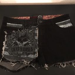 Verkaufe hier eine nie getragene Jeans Shorts mit Guns N Roses Print auf Vorder- & Rückseite in Größe 31; entspricht der Größe 40
Versand übernimmt Käufer
Kein Umtausch/Garantie