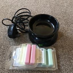 1 air wick electronic melting unit
4 sticks of scented wax (2 turquoise oasis... 2 Summer delights)