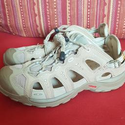 Trekking Schuh für den Sommer der Marke Salomon, neuwertig in Gr 40