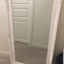 Jag säljer denna ram.
Ursprungligen med en spegel men spegeln har brutit.
Kan användas för foton eller du kan köpa en spegel för den.
I mycket gott skick. 77 cm bred och 137cm hög.