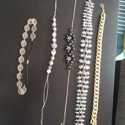 Halskette und Halskette je 4€
alles in einem sehr guten Zustand, kann gerne begutachtet werden