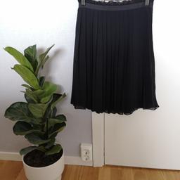 Klassisk plisserad kjol från Cubus i storlek 34.
Fint skick.