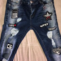 Grosse 38/ M 
Elastisch 
Super schöne jeans destroyed mit Patches und Rissen
2  Patches leuchten mit drückfunktion (siehe Bild) 

Versand 4,99€ selbst 

Privatverkauf, daher keine Rückgabe
