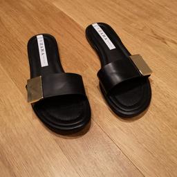 Svarta slipin sandaler från Zara.
Läderimitation, storlek 36.