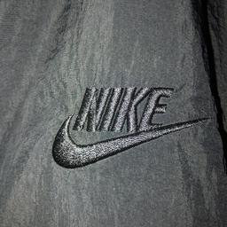 Die Jacke wurde nur einmal getragen und befindet sich in einem NEUEN Zustand.

Größe: M (fit: oversized)

Wurde am 01.02.2019 bei Nike.com gekauft.
Rechnung vorhanden.

Preis VB