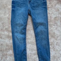 Blå jeans
Från ZARA
strl. 36 men passar nog 34 och 38 också
Inköpspris: 400 kr