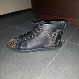 sneackers LV size 40 with dust bags