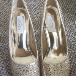 Avari shoes

Size 5
Approx. 4 inch heel
Excellent condition
Only been worn for a few hours