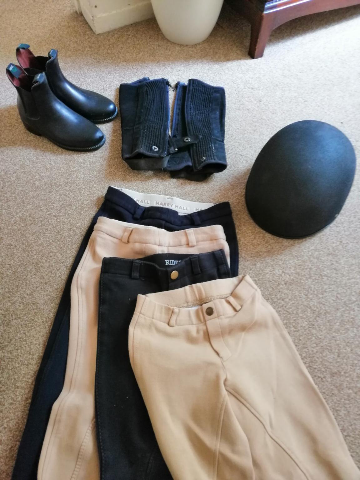 Selection of kids riding gear in TW16 Spelthorne für 10,00 £ zum ...