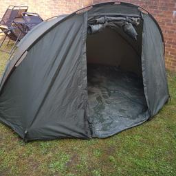 nash h gun...1 man bivvy...well used...comes with ground sheet and pegs and carry case...
couple of small repairs inside but still water tight ...great cheap little bivvy...ideal to store yr bags etc. in...or ideal first bivvy...1 small tear in ground sheet...but still functional..any questions please ask..