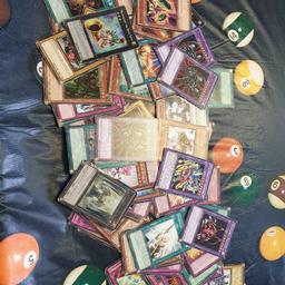 yugioh card bundle 
mixed condition. some in good condition others in bad condition mainly average with wear 
about 100 cards
