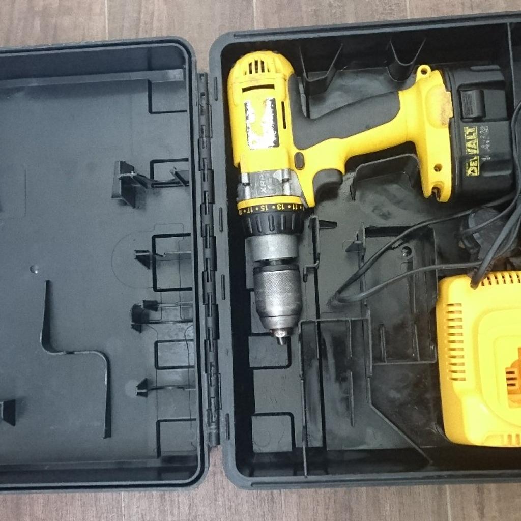dewalt drills and screwdriver set in EN1 London für 140,00 £ zum