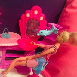 Dabei ist die Barbie das Waschbecken der Stuhl und Kleinigkeiten Wie auf dem 2 Foto zusehen ist Funktioniert der Waschbecken sehr gut daraus kommt Wasser. (Wie auf dem Foto zusehen ist) Wenn sie Fragen haben  dann Fragen sie:)