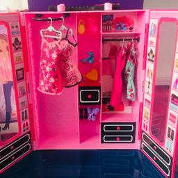 Dabei ist das Mode Center die Barbie und Kleinigkeiten (Wie auf dem Foto zusehen ist) Wenn sie Fragen haben dann Fragen sie:)