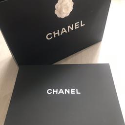 Authentic Magnetic Chanel box and large Chanel paper bag with Camellia flower

Box size: 31 x 21 x 12 cm
Bag size: 43 x 33 x 16 cm 

Tracked courier with Hermes £3