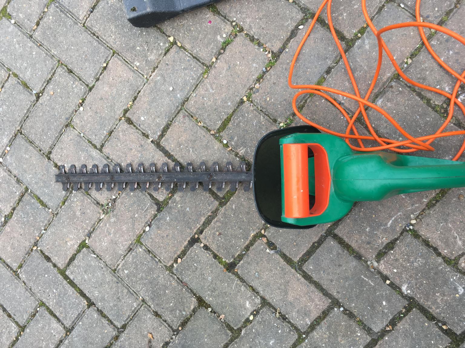 Image of Black & Decker GT350 hedge trimmer at Amazon