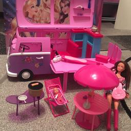 Dabei ist die Barbie der Van das Baby und Kleinigkeiten (Wie auf dem Foto zusehen ist) Wenn sie Fragen haben dann Fragen sie:)