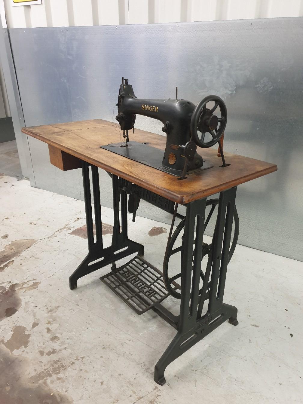 SINGER 31K HEAVY DUTY SEWING MACHINE & TABLE in DY8 Dudley für £ 150,00
