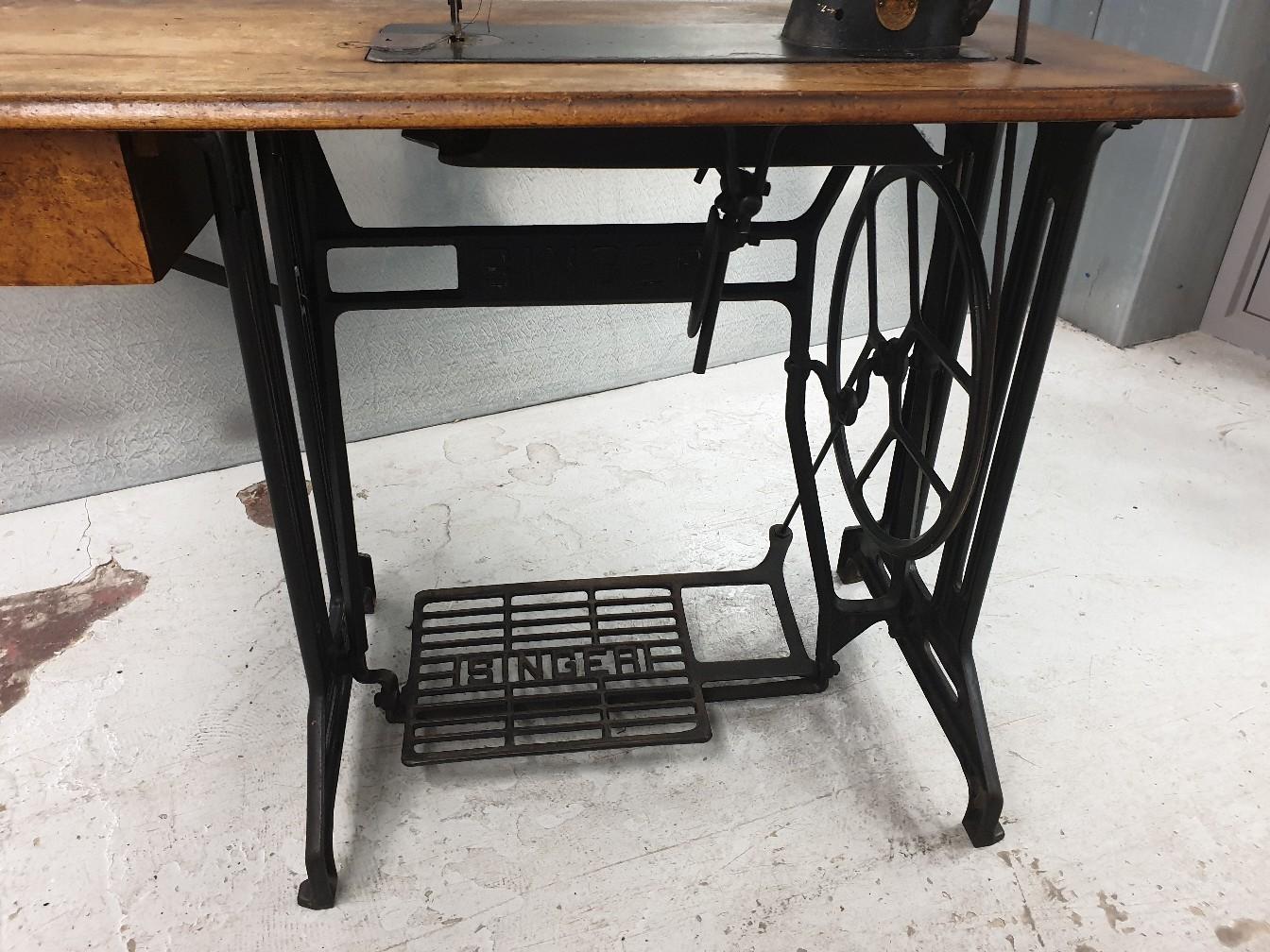 SINGER 31K HEAVY DUTY SEWING MACHINE & TABLE in DY8 Dudley für 150,00