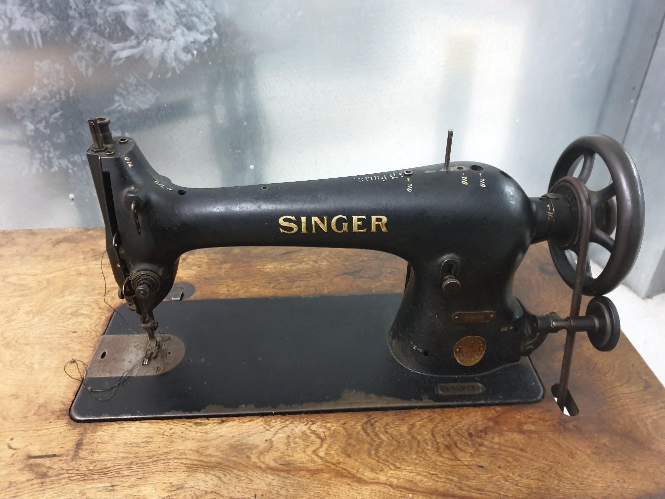 SINGER 31K HEAVY DUTY SEWING MACHINE & TABLE in DY8 Dudley für 150,00
