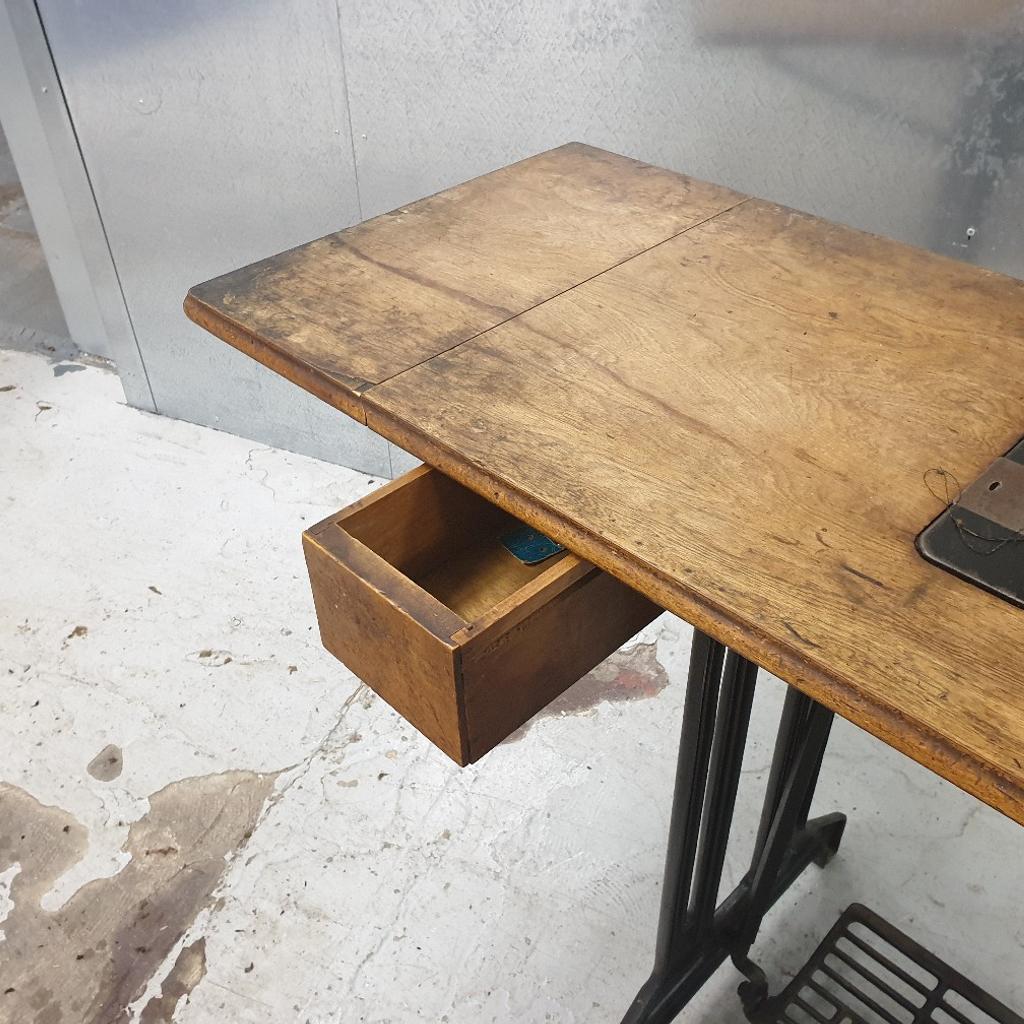 SINGER 31K HEAVY DUTY SEWING MACHINE & TABLE in DY8 Dudley für 150,00