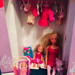 Dabei ist die Barbie das Mädchen und Baby und Kleinigkeiten und der Prinz auf dem 3 Foto ist Gratis dazu.  (Wie auf dem Foto zusehen ist) Wenn sie Fragen haben dann Fragen sie:)