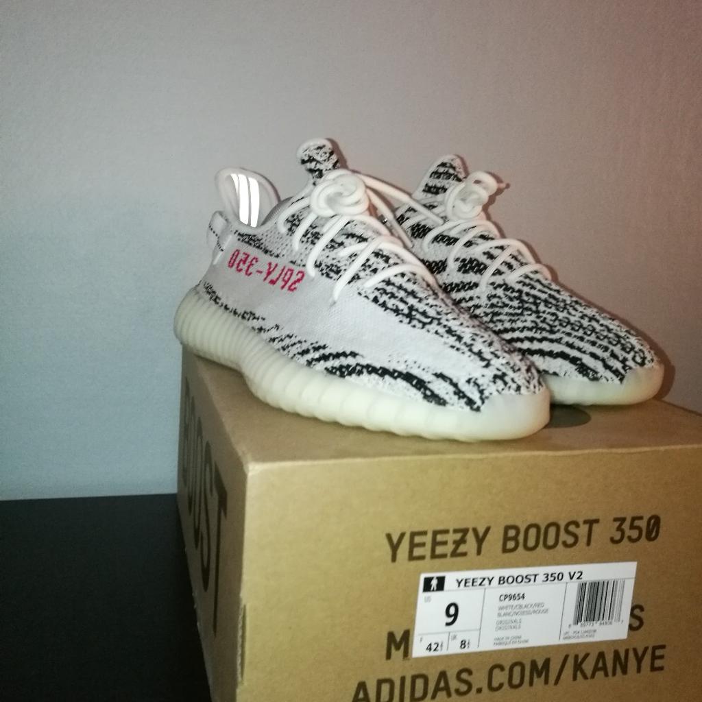 Yeezy clearance zebra pris