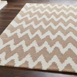 Rug 120x180cm 
White and beige zig zag patterned rug 
Perfect for bedroom/living room