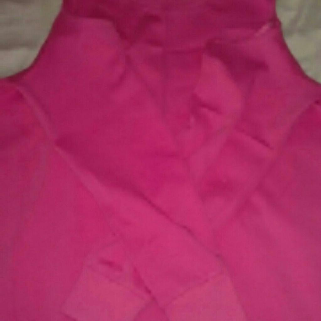 Lovely pink,cold shoulder sweatshirt,brand new without tags. 100% cotton.
From a smoke and pet free home.

Please,have a look at my other items.
Collection only. B24 8AT