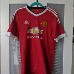 This is a men's Manchester United T-Shirt top in a size Medium. In good condition.