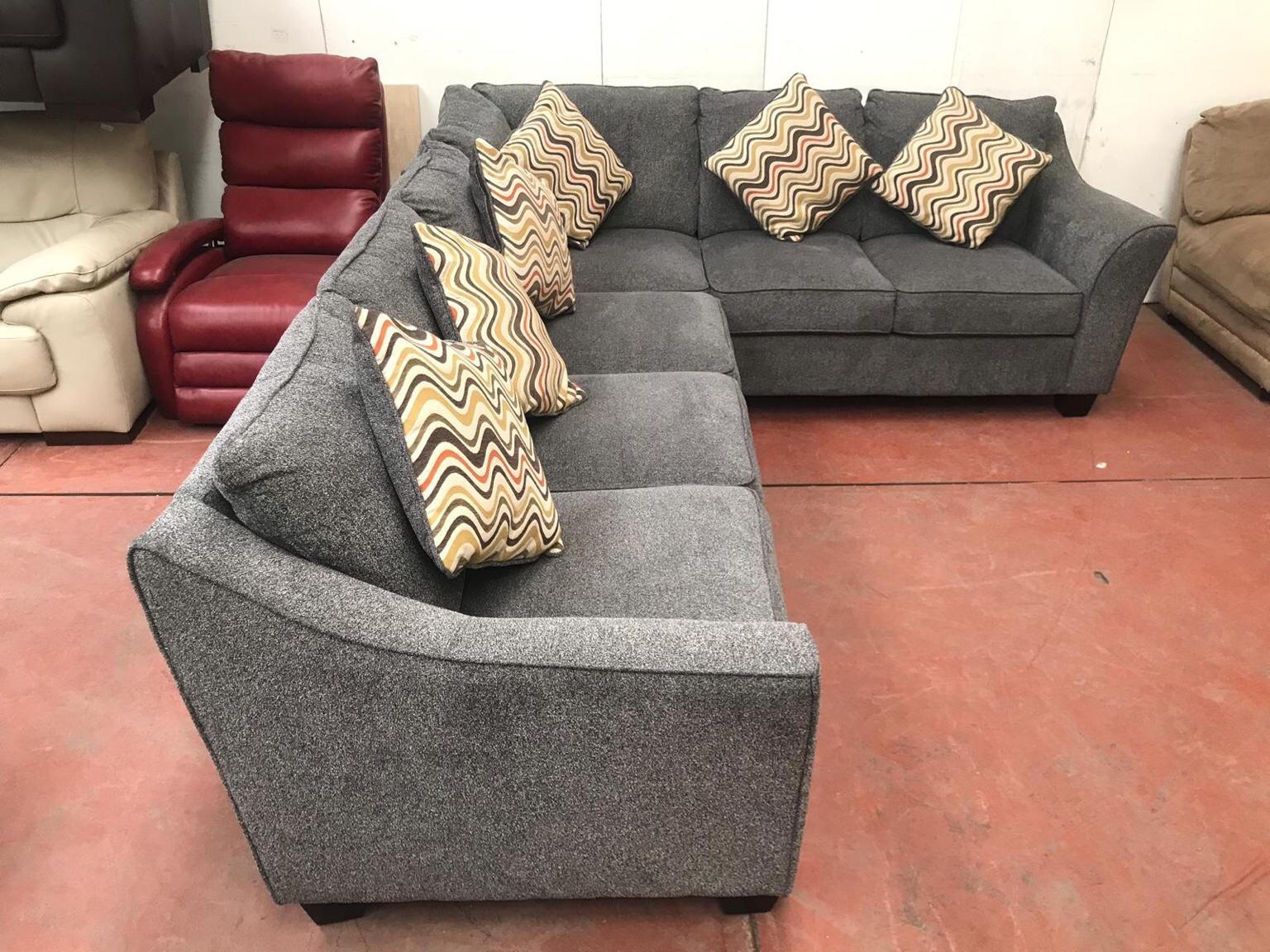 Large Ex Display 6 Seater Corner Sofa Couch in OL2 Oldham für 450,00