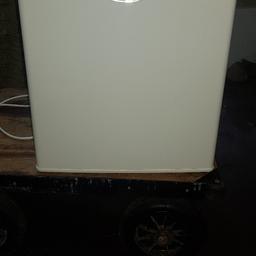 Fridgemaster Table Top freezer MTRZ36TTA.

Capacity; 36 litres

In good working order just a couple dents as been used as a secondary.

Collection only WN5 area