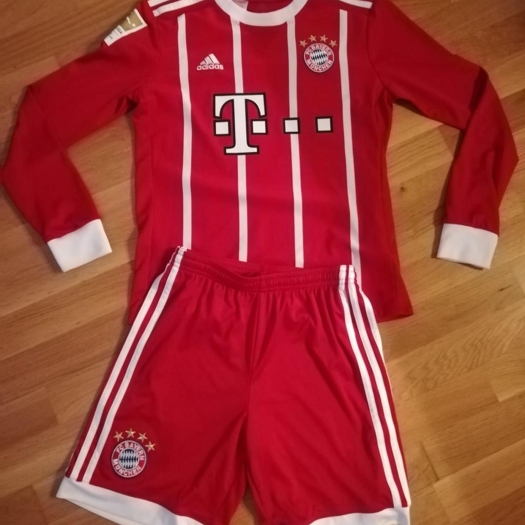 Original Trikot / Dress des FC Bayern München in der Größe 152 mit Bundesliga Emblem
Rückenaufdruck "James"
Topzustand!