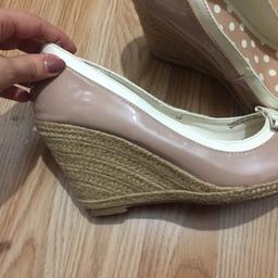 M&S pink wedge heels - size 5

Welcome to collect from HA3
Also Happy to post for £2.95 or free postage if you buy more than 2 items.