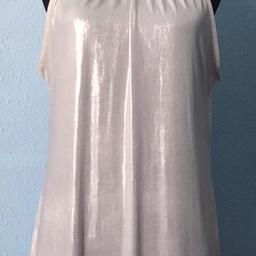 Sehr eleganter silbriges Mini Kleid aus Lurex, kann auch als T-Shirt getragen werden. Größe M-L.