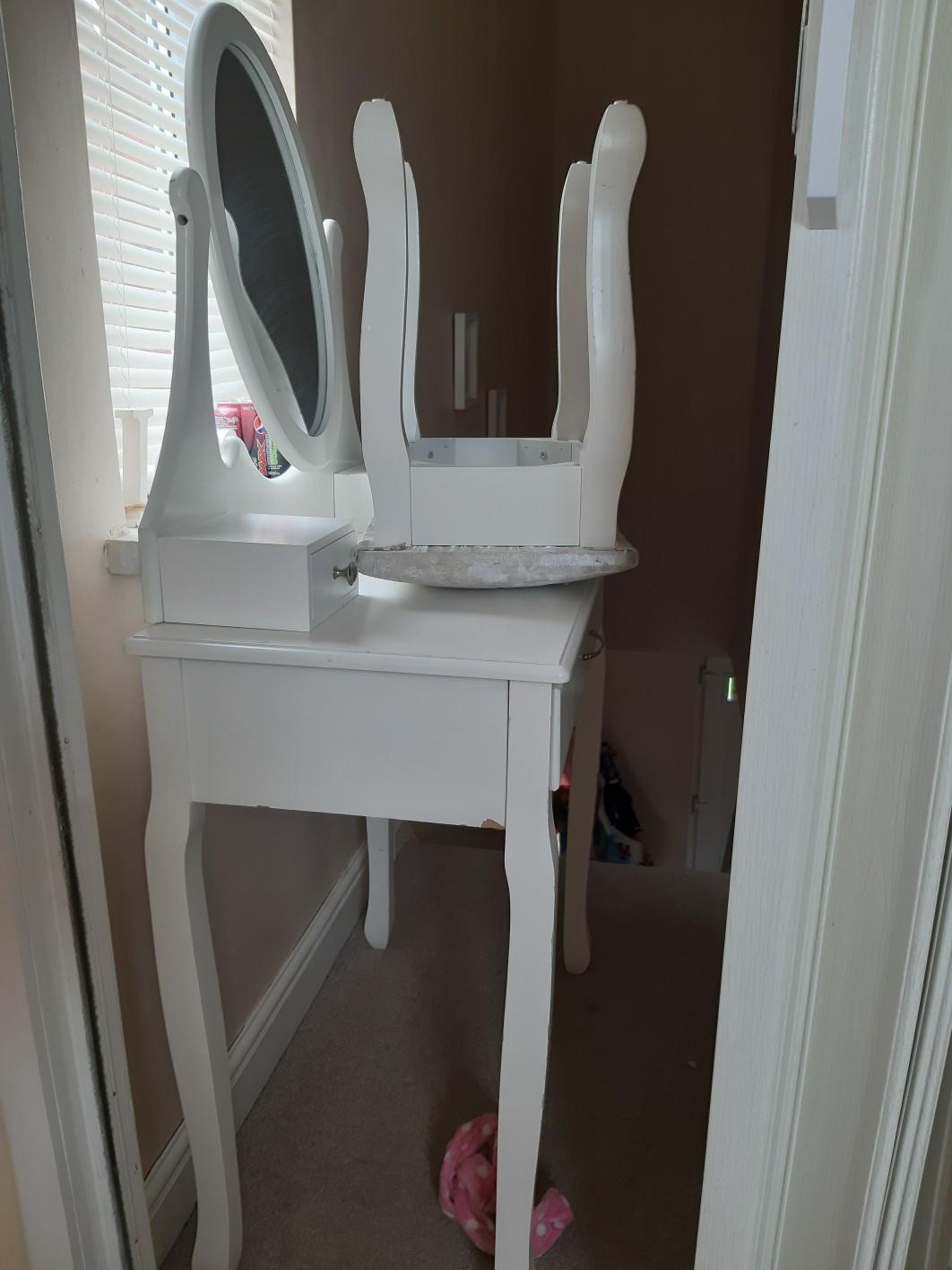 dressing table, mirror and stool in Dartford für £ 40,00 zum Verkauf