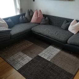 Verkaufen unsere bequeme Couch wegen Neuanschaffung.

280x220cm

Couch wurde immer gereinigt und hat keine Flecken, jedoch sind die Ecken etwas abgenutzt - siehe Foto.

Es sind noch mehr Pölster dabei.

Selbstabholung in Innsbruck
