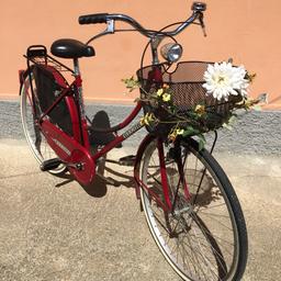 Vendo bicicletta da donna molto bella con fanali, cestino, cavalletto, campanello pronta all uso