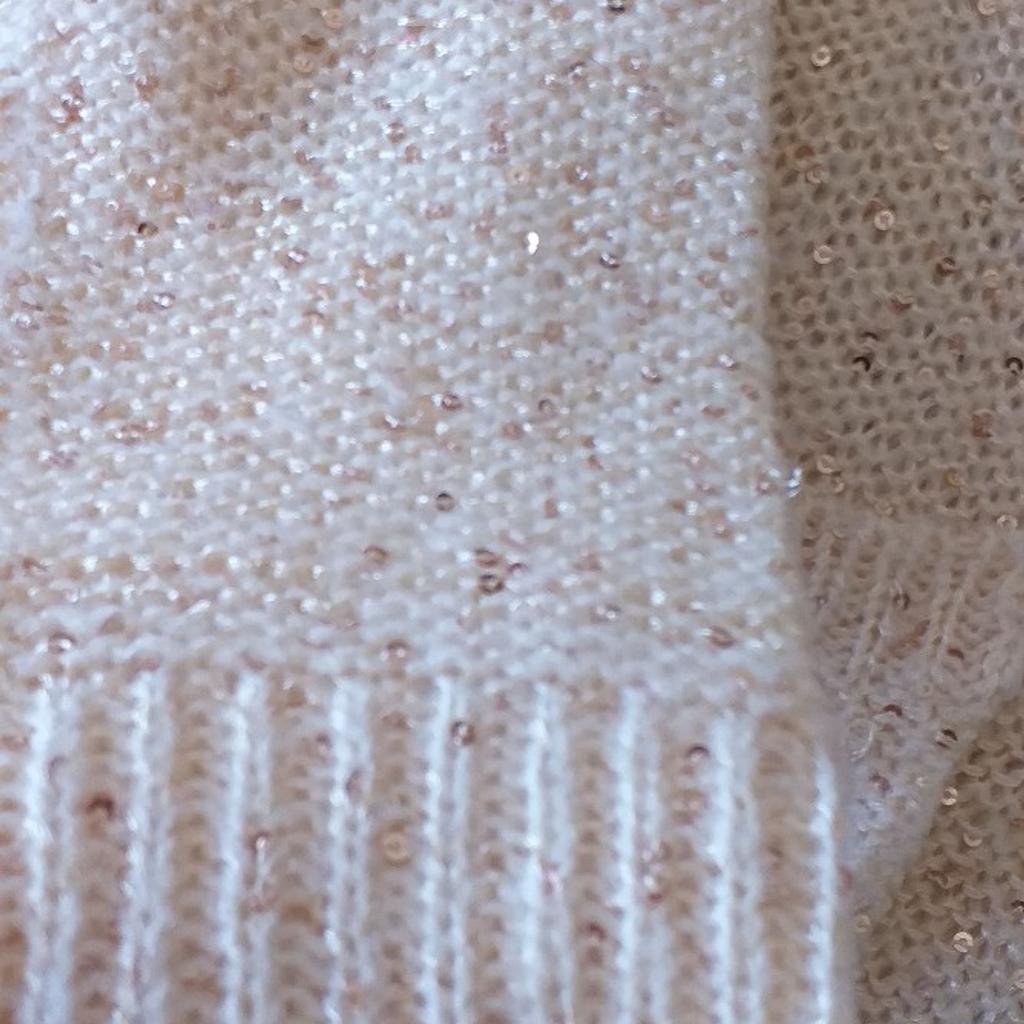 maglia nuova mai usata color ecru' con micro pagliette dorate che la rendono luccicosa al punto giusto e non eccessivo tg unica