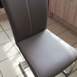 Verkaufe  2 gebrauchte Esstisch Stühle in braun. Je Stuhl 10 Euro.

Selbstabholung

Keine Garantie und Rücknahme da Privatverkauf